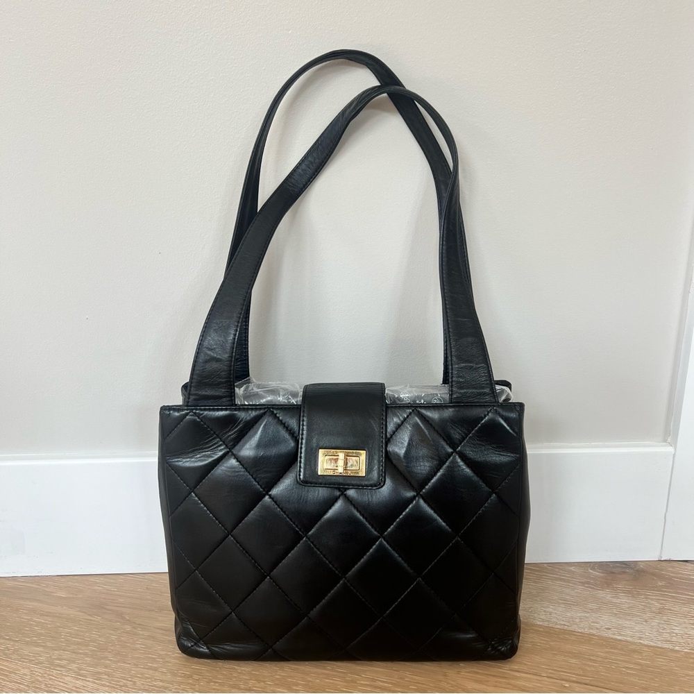 Vintage Chanel Black Lambskin Quilted Shoulder Bag Gold Hardware Authentic